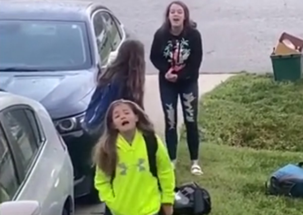 ABD'de kızlarına okul açıldı şakası yapan baba