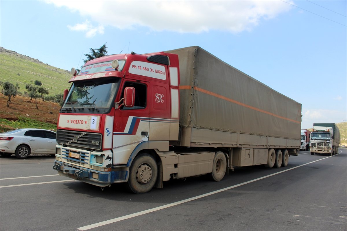 BM'den İdlib'e 74 tır insani yardım