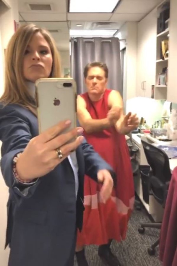 Mehmet Öz, elbise giyip dans etti