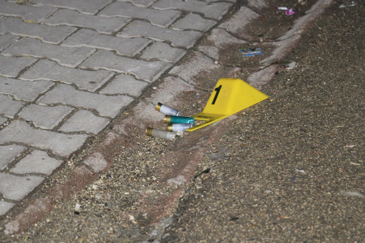 Adana'da 2 kişiye sokak ortasında silahlı saldırı