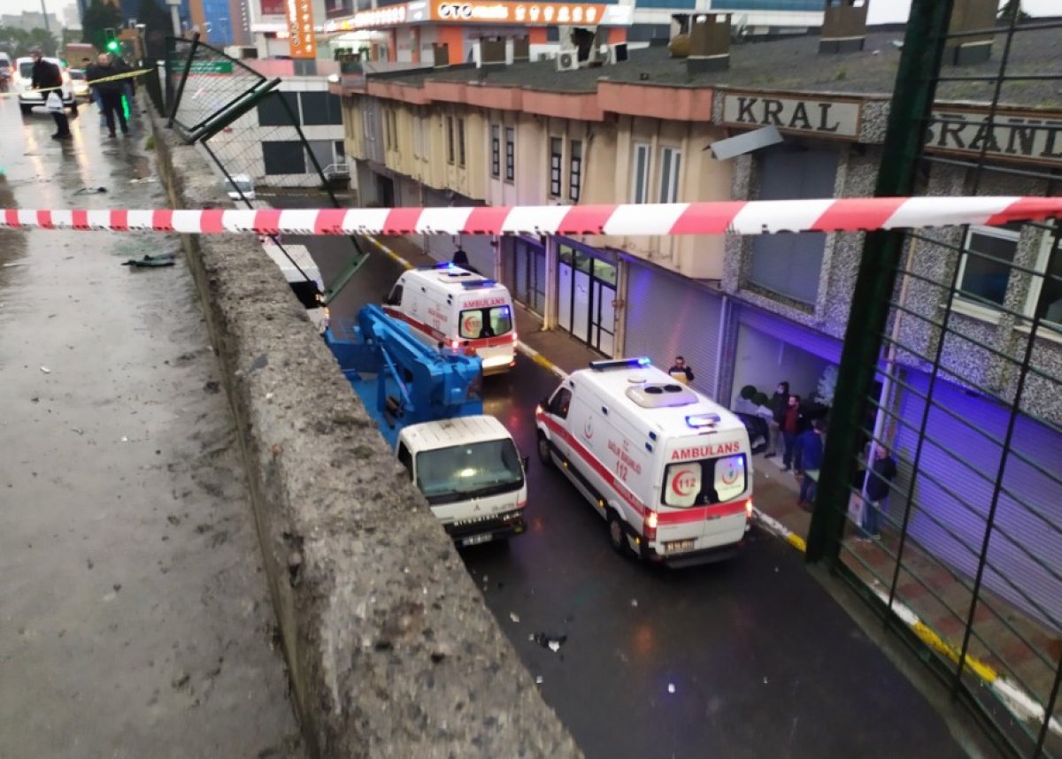 i İstanbul'da yan yatan araçtan 4 kişi fırladı