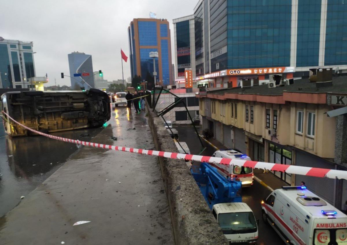 i İstanbul'da yan yatan araçtan 4 kişi fırladı