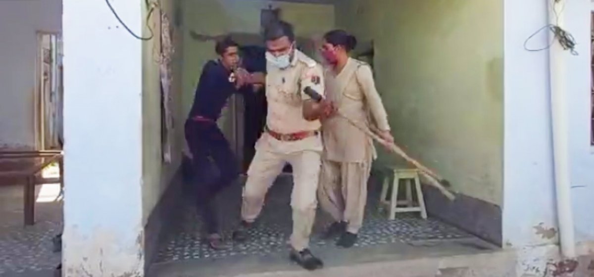 Hindistan'da karantinayı reddeden adama dayak