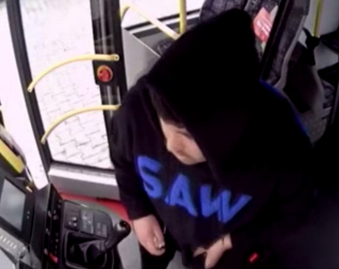 İstanbul'da İETT otobüsünde hırsızlık kamerada