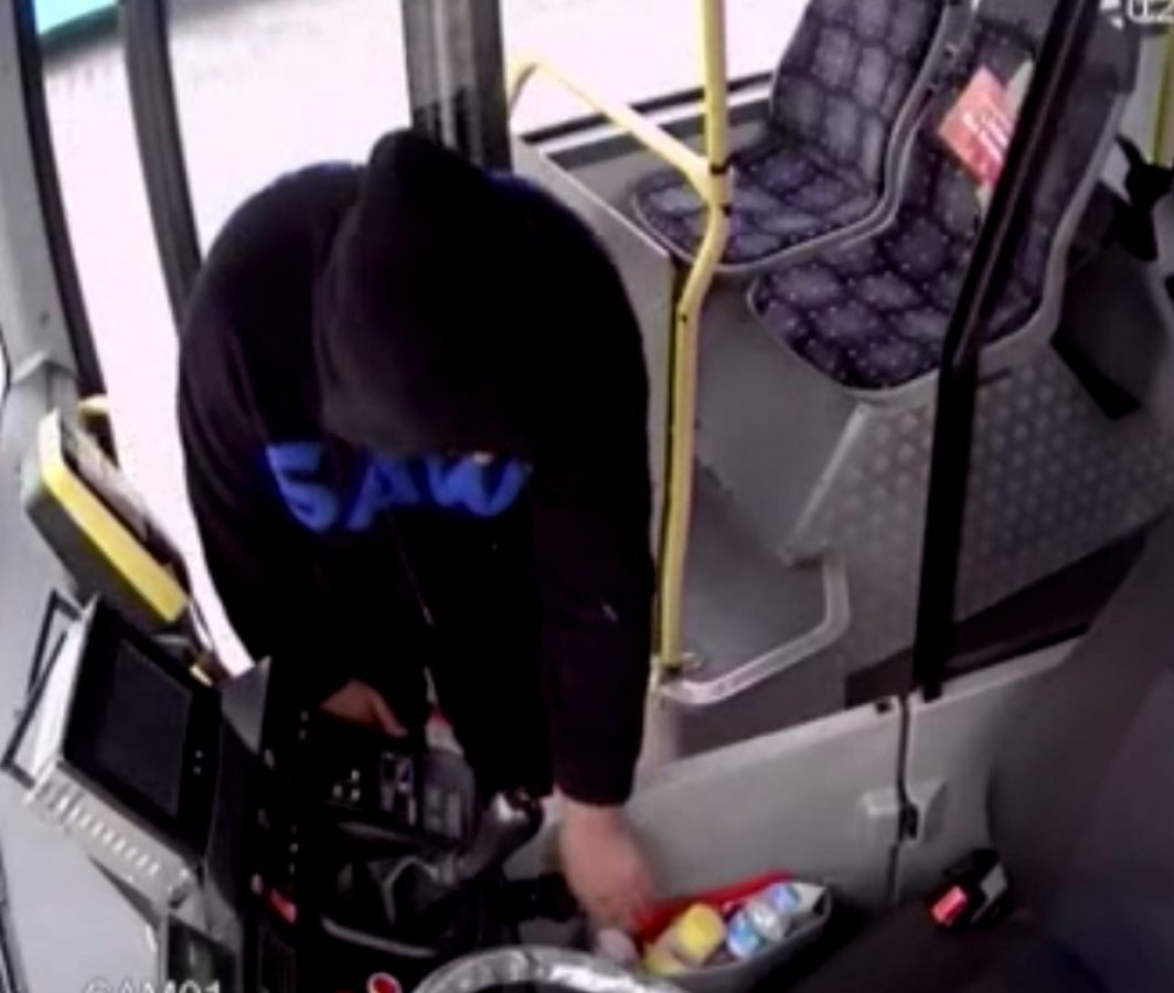 İstanbul'da İETT otobüsünde hırsızlık kamerada