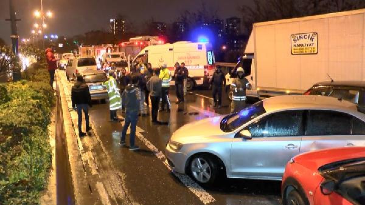 Bağcılar'da zincirleme trafik kazasına 10 araç karıştı