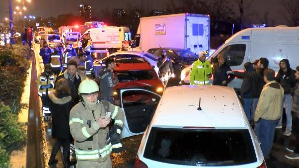 Bağcılar'da zincirleme trafik kazasına 10 araç karıştı