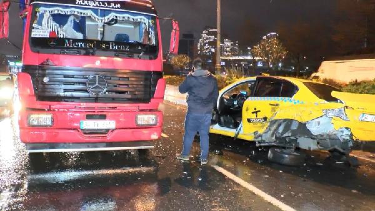 Bağcılar'da zincirleme trafik kazasına 10 araç karıştı