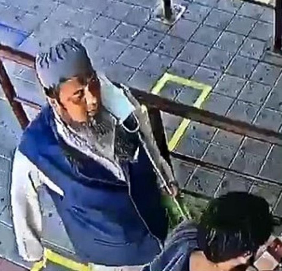 Korona taşıyan adam, ölmeden önce başkasına tükürdü