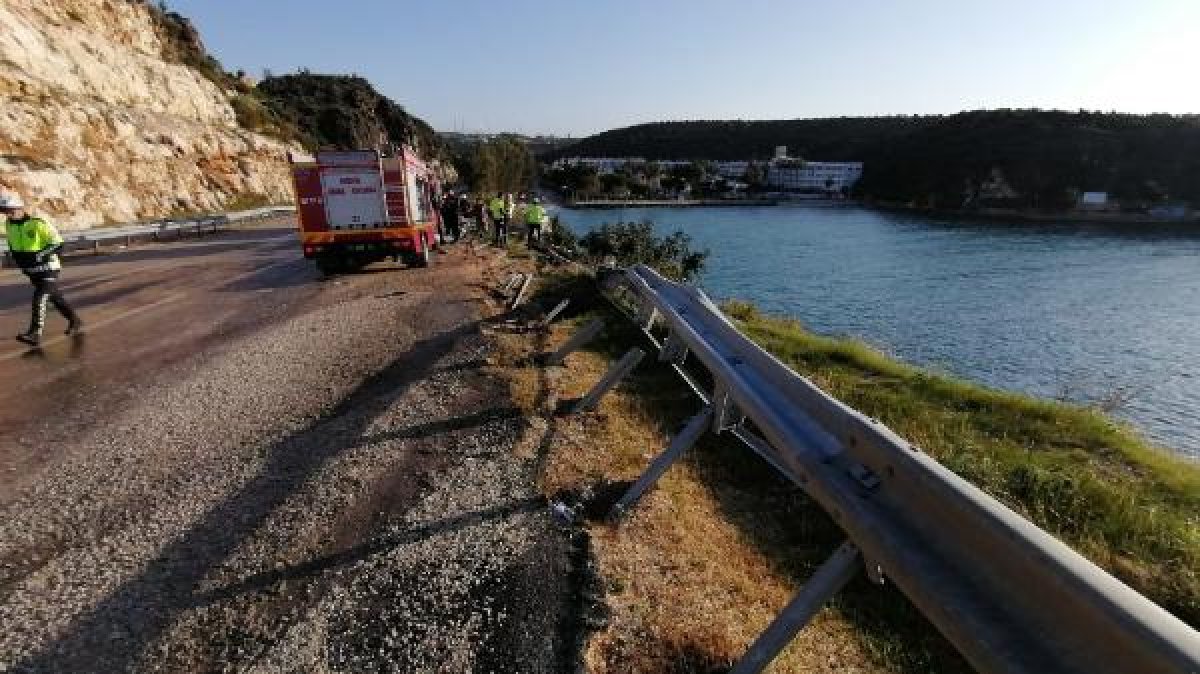 Mersin'de domates yüklü tır deniz uçtu: 1 ölü