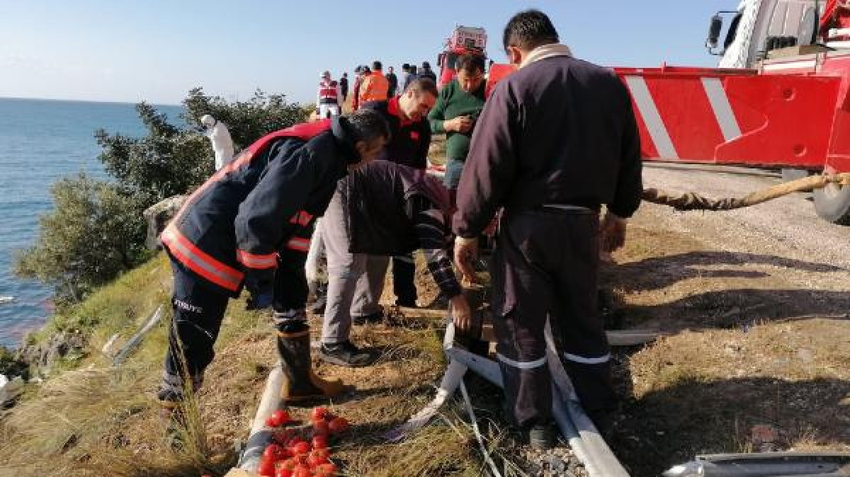 Mersin'de domates yüklü tır deniz uçtu: 1 ölü