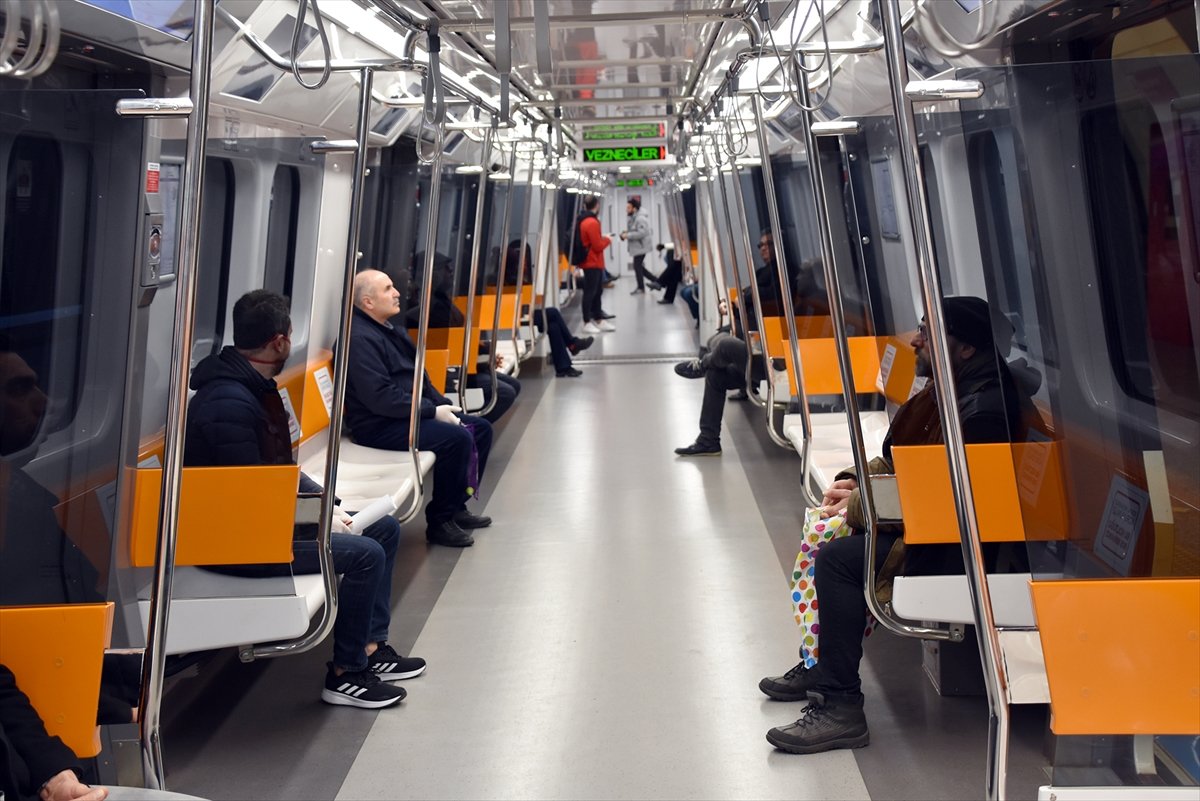 a İstanbul'da toplu ulaşımda maskeli seyahat şartı