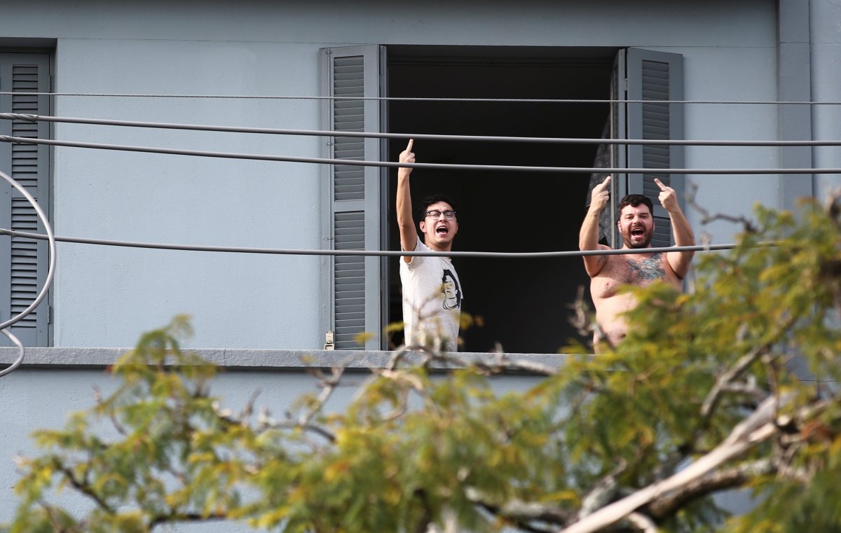 r Brezilya'da karantinacı-karantina karşıtı protestoları