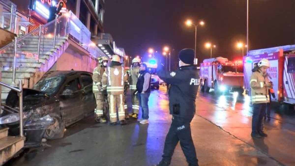 d Avcılar'da otomobil, merdivenin ayağına saplandı