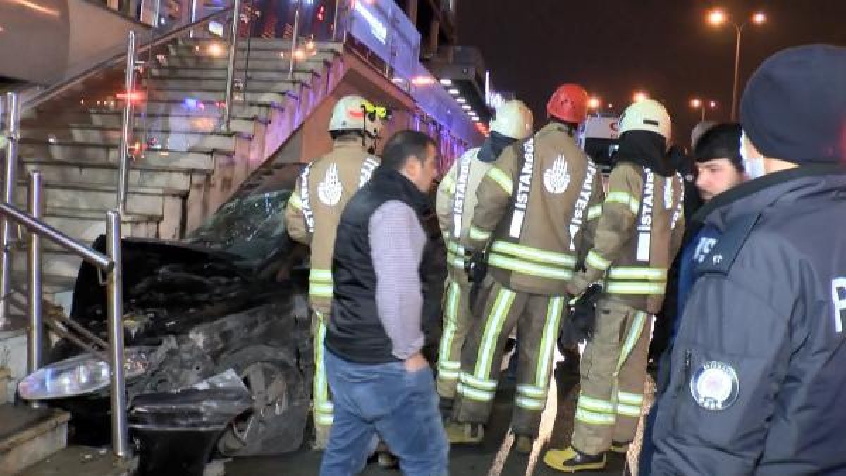 d Avcılar'da otomobil, merdivenin ayağına saplandı