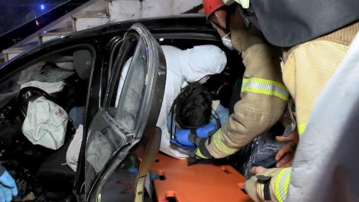 d Avcılar'da otomobil, merdivenin ayağına saplandı
