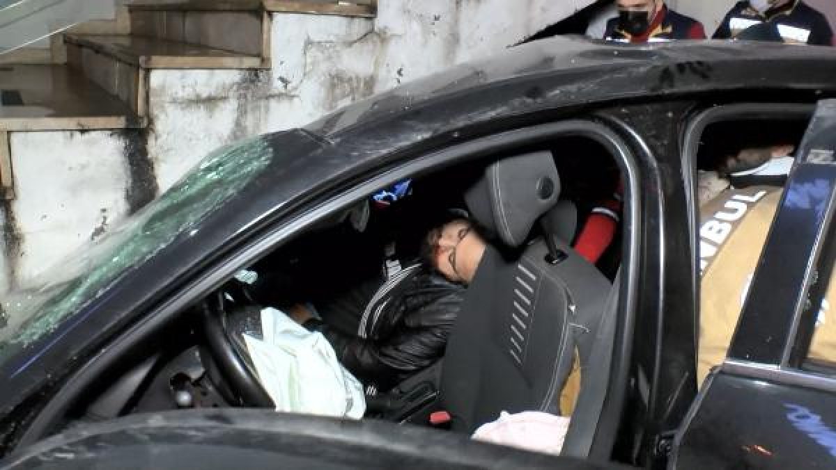d Avcılar'da otomobil, merdivenin ayağına saplandı