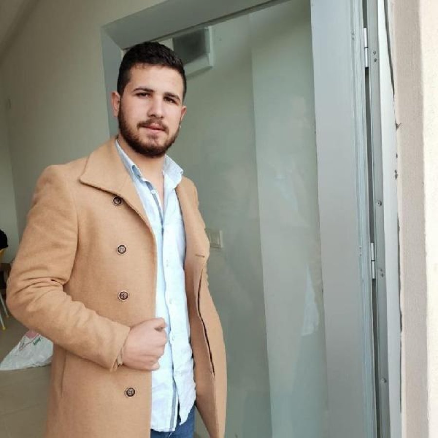 Elini kaptırdığı makine ile hastaneye götürüldü