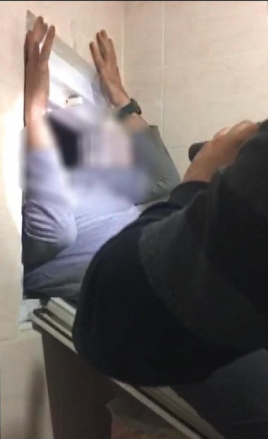 d Cinayet şüphelisi tuvalet penceresinden kaçmaya çalıştı