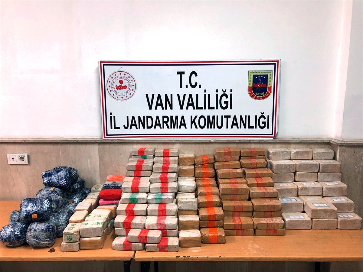 a İran sınırından sokulan 161 kilo uyuşturucu yakalandı