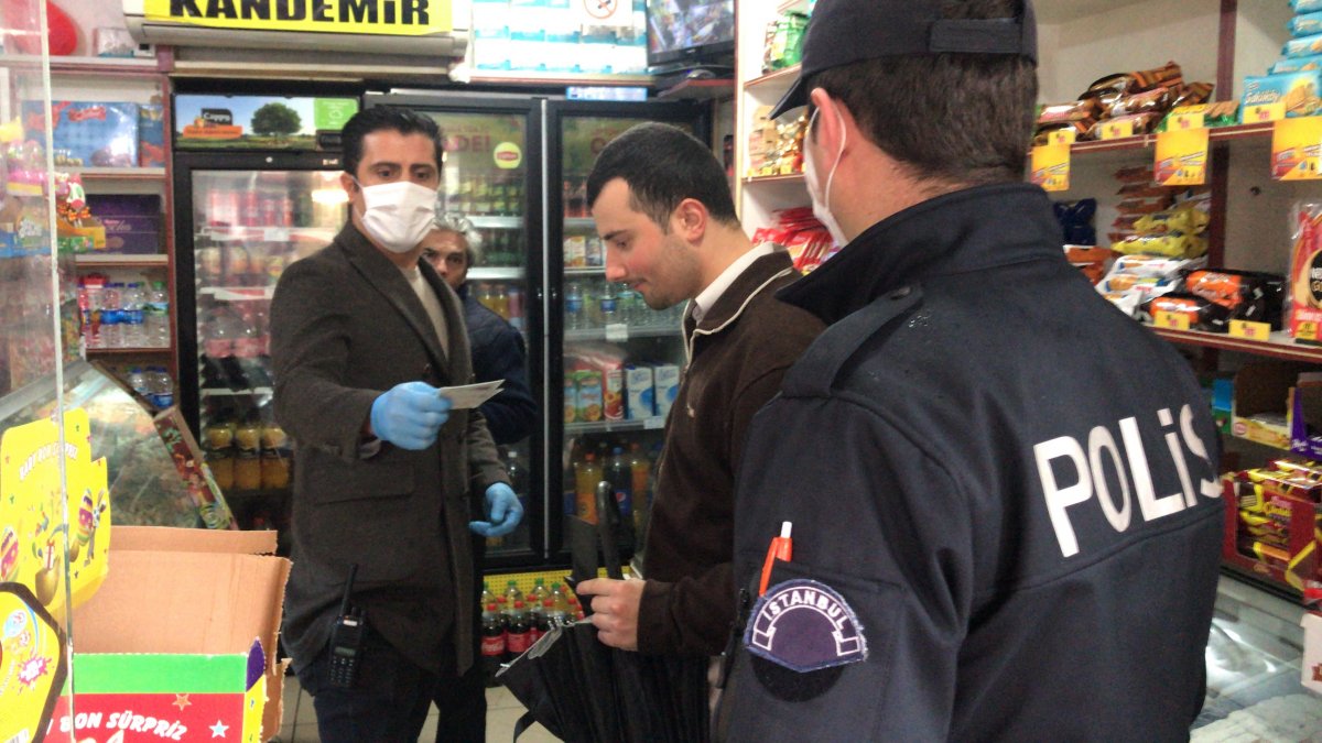 Koltuk değnekleriyle dışarıya çıkan yaşlı adam