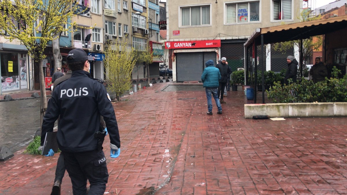 Koltuk değnekleriyle dışarıya çıkan yaşlı adam