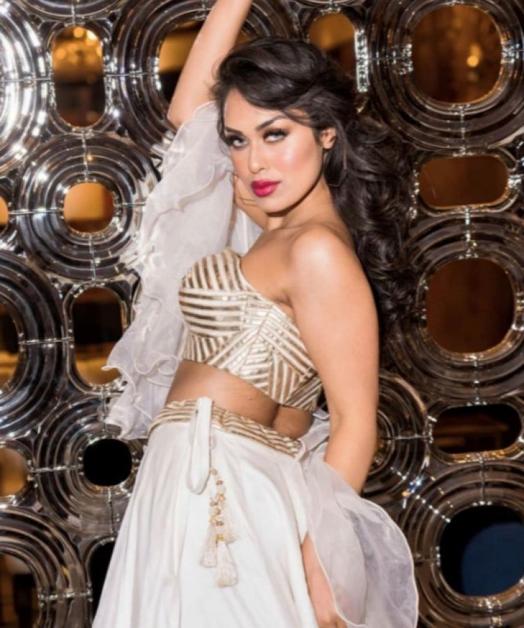 İngiltere güzellik kraliçesi koronavirüs için döndü