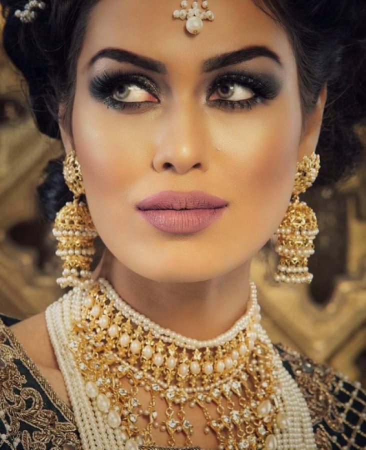 İngiltere güzellik kraliçesi koronavirüs için döndü