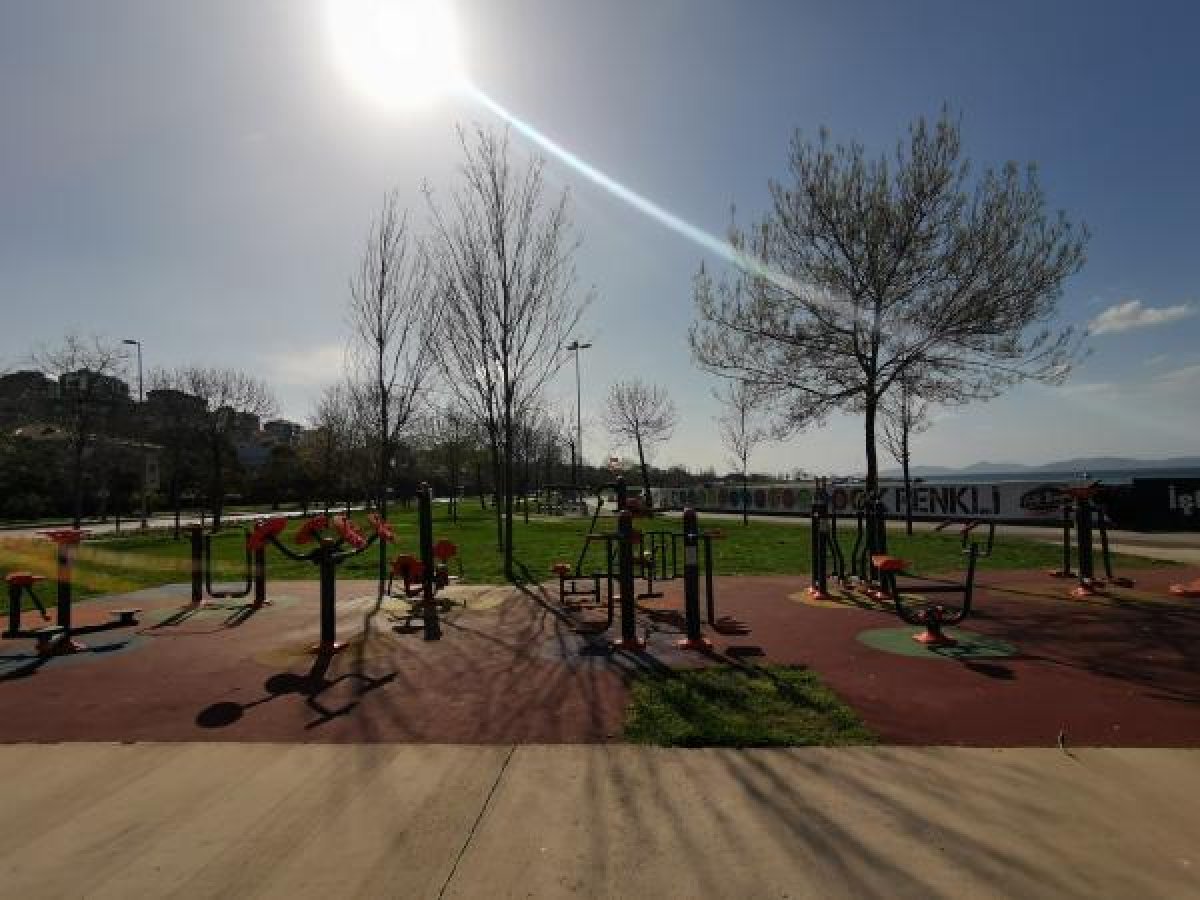 d Yasağa rağmen sahile gelip, yürüyüş yaptılar