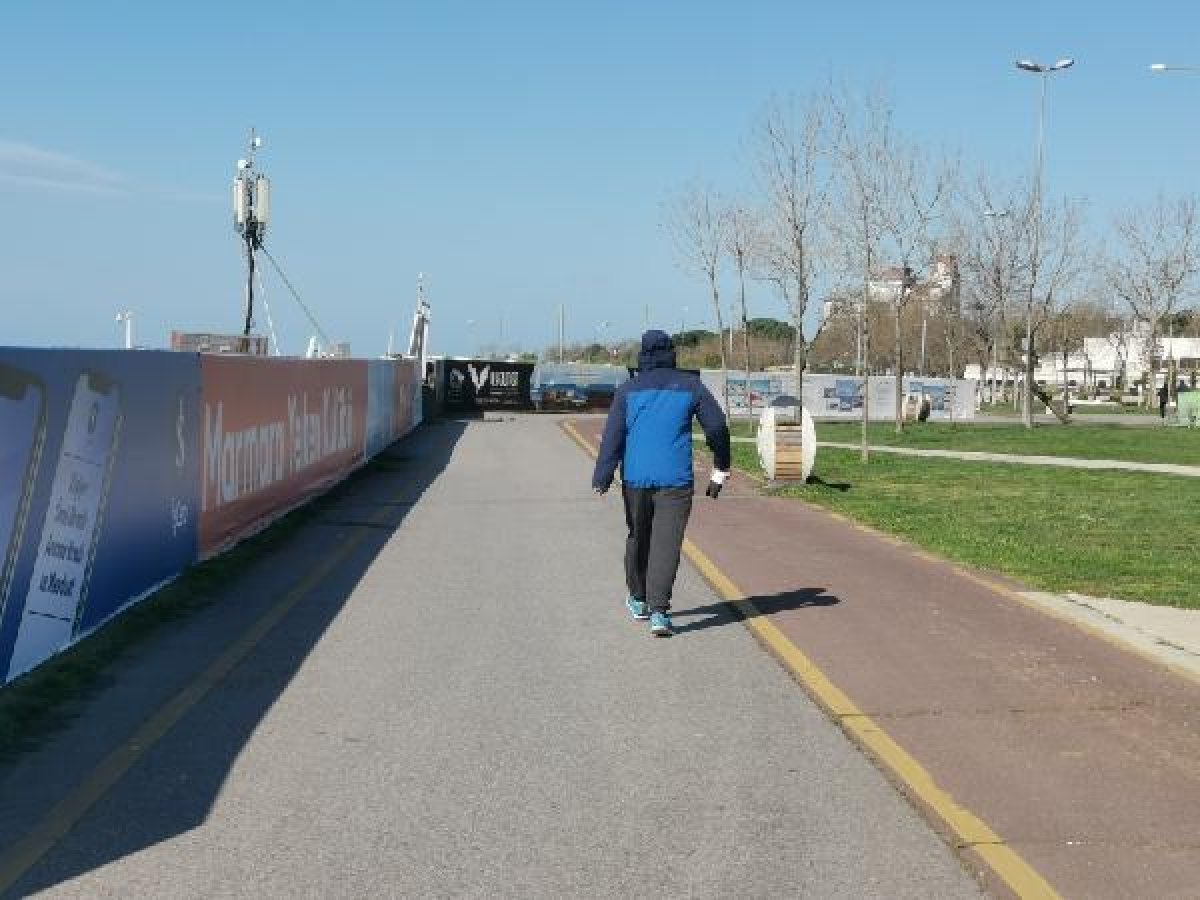 d Yasağa rağmen sahile gelip, yürüyüş yaptılar