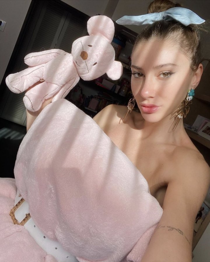 Şeyma Subaşı'dan Pillow Challange pozu