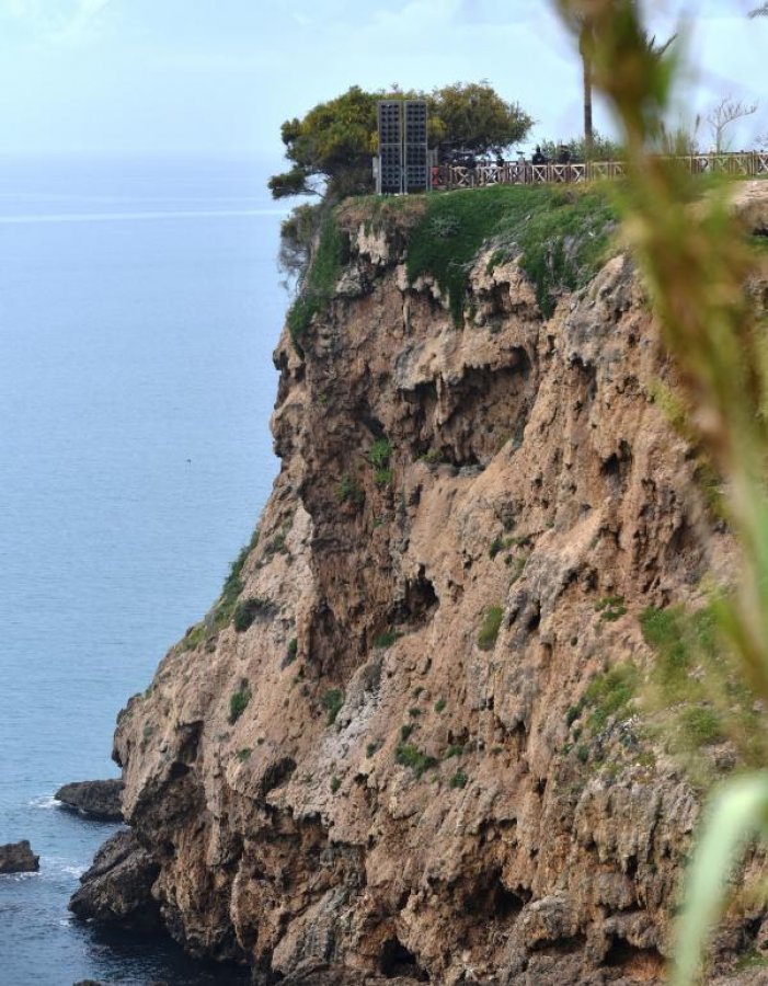 d Falezlere çıkan şahıs, içkiyi alınca intihardan vazgeçti