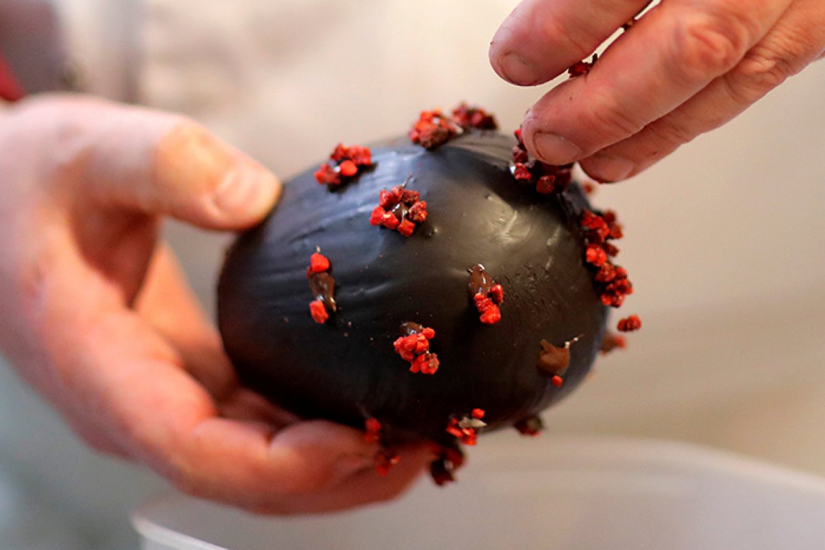 Fransız çikolatacıdan koronaya benzeyen çikolata