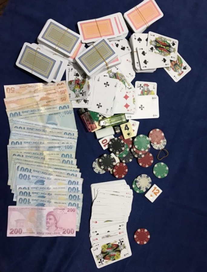 Antalya'da evde kumar oynayanlara baskın