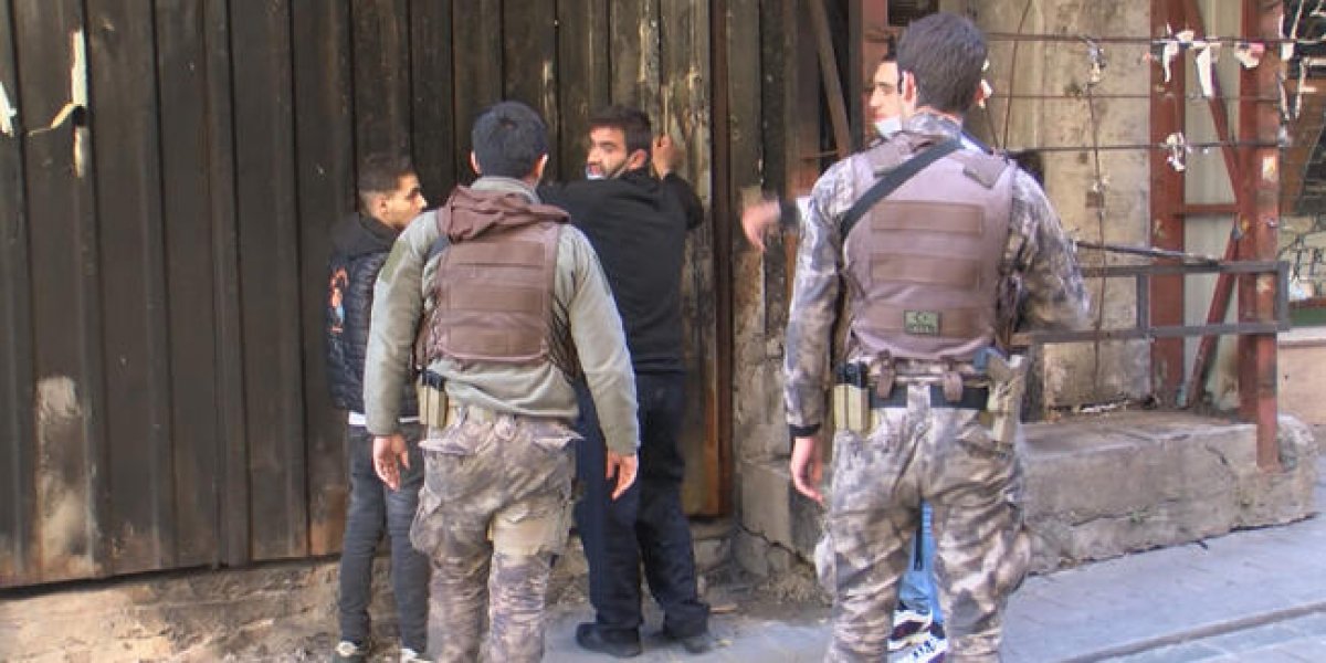 dha İstiklal Caddesi'nde 'öksürerek' gasp girişimi