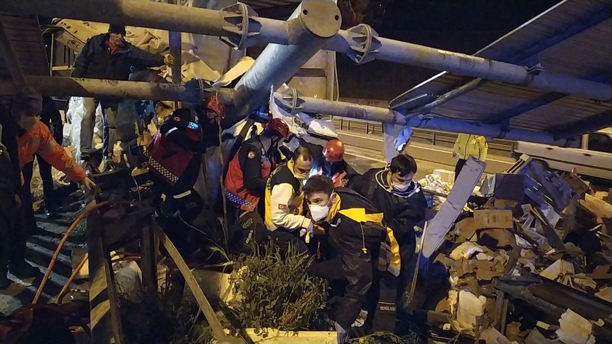 a Sakarya'da kolonya ve dezenfektan yüklü tır kaza yaptı