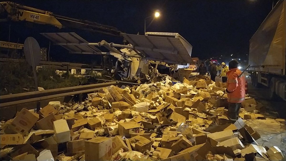 a Sakarya'da kolonya ve dezenfektan yüklü tır kaza yaptı