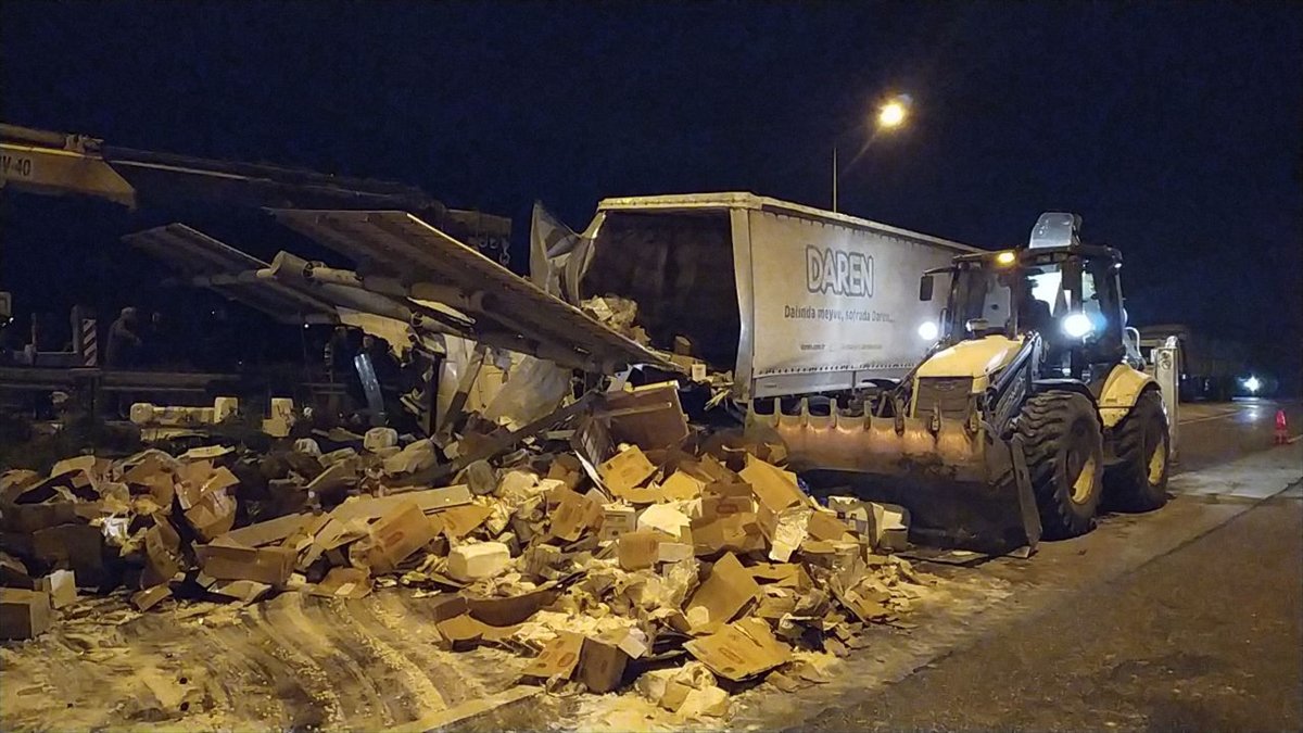 a Sakarya'da kolonya ve dezenfektan yüklü tır kaza yaptı