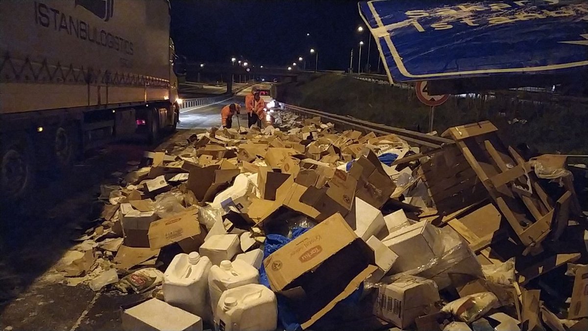 a Sakarya'da kolonya ve dezenfektan yüklü tır kaza yaptı