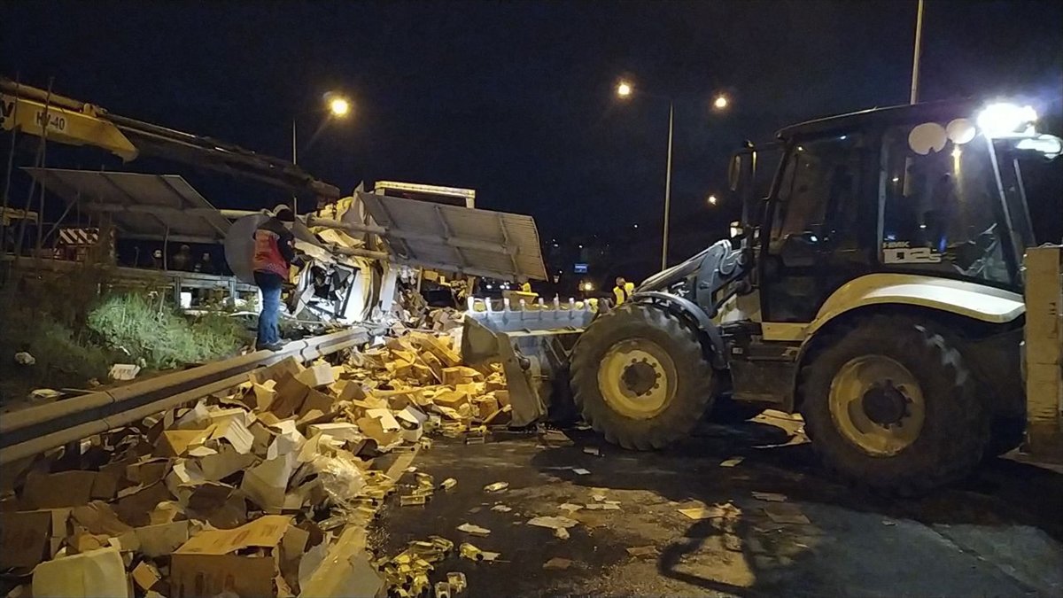 a Sakarya'da kolonya ve dezenfektan yüklü tır kaza yaptı