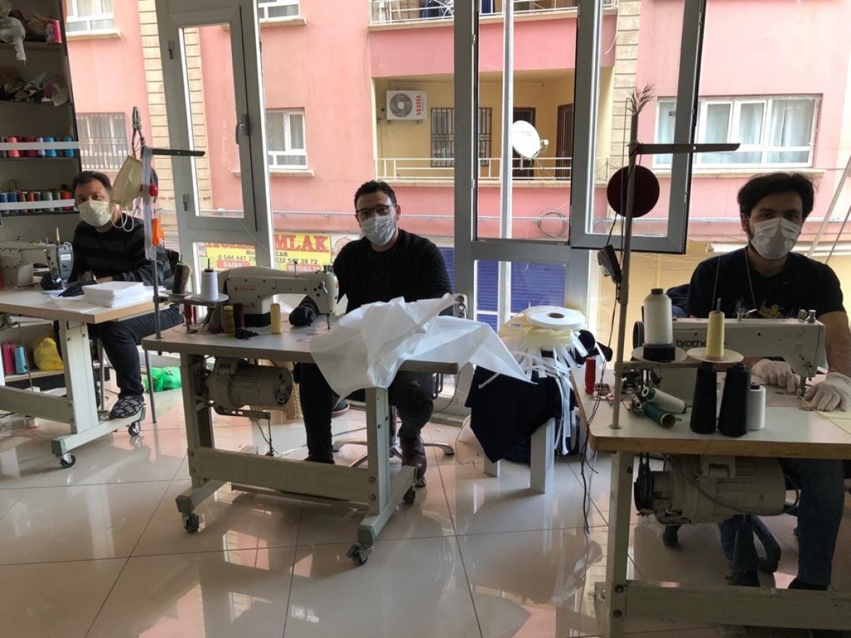 iha Suriyeli kardeşler, maske yapımı için kolları sıvadı