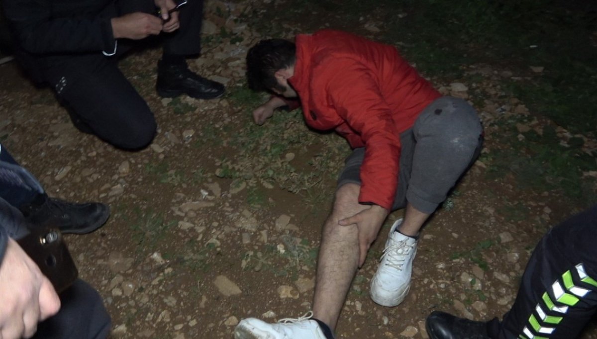 i Alkollü sürücü kaçmak isterken bahçe duvarından düştü