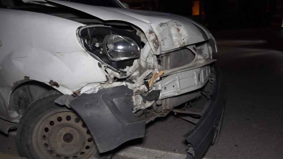 i Alkollü sürücü kaçmak isterken bahçe duvarından düştü