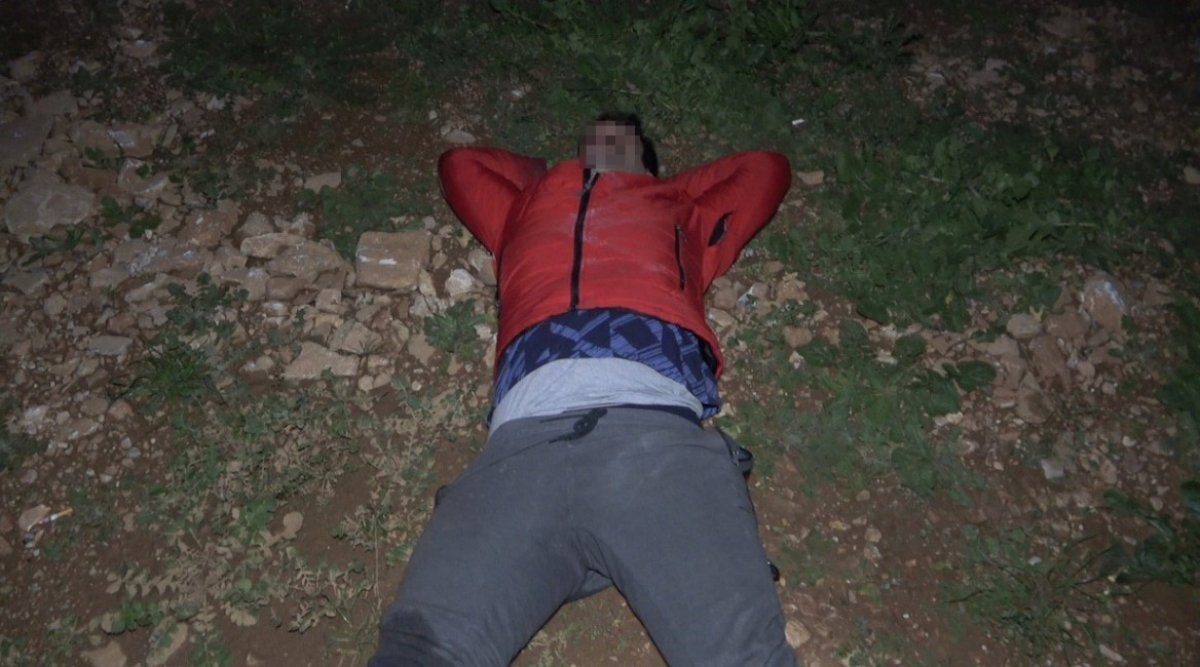 i Alkollü sürücü kaçmak isterken bahçe duvarından düştü