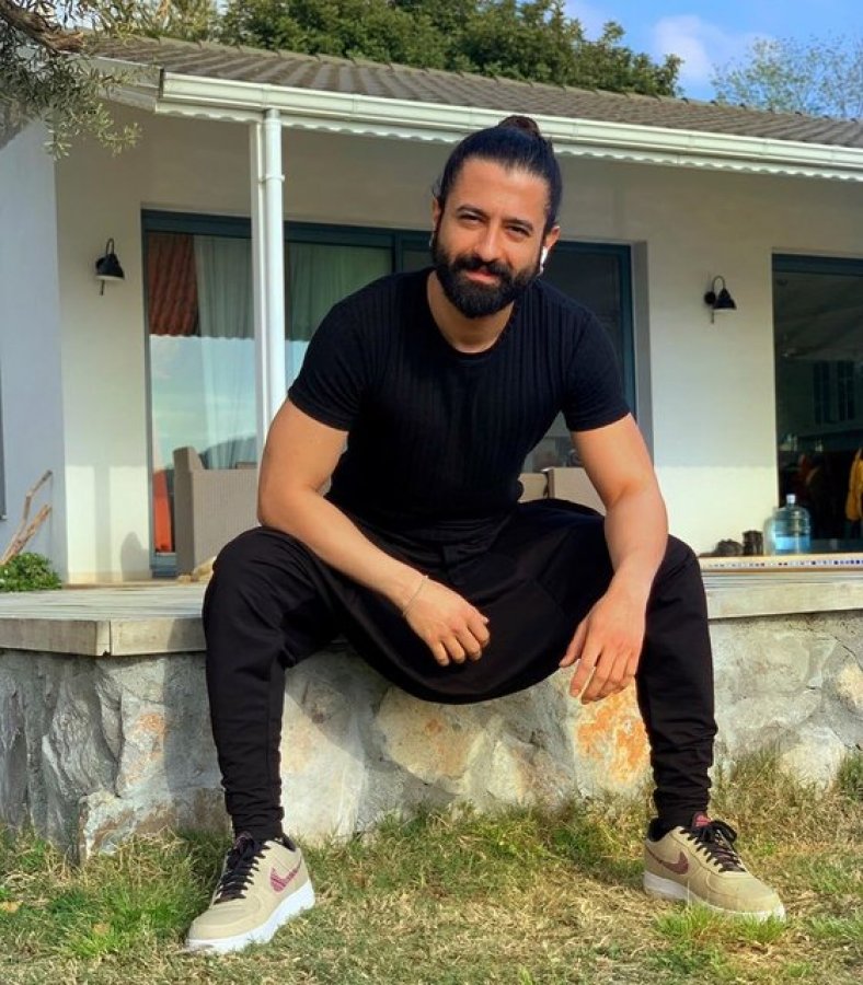 Koray Avcı sakallarını kesti