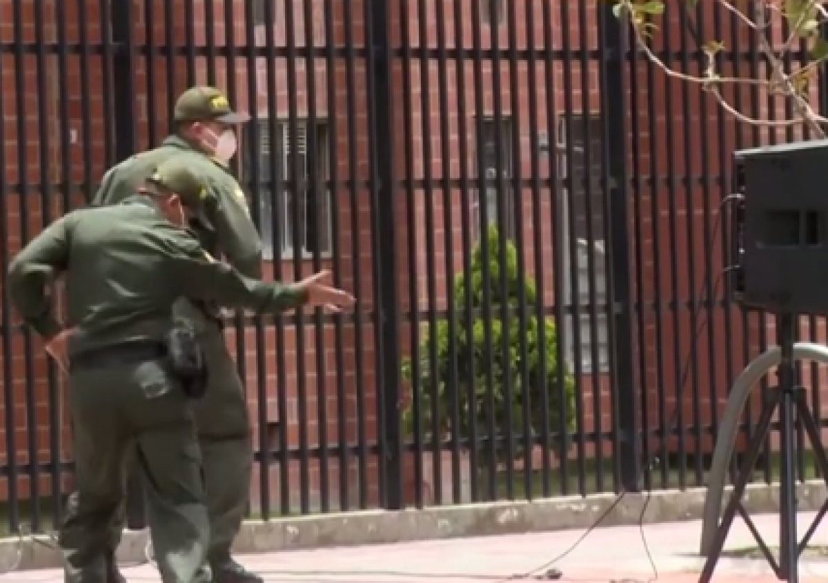 Kolombiya polisinden karantinadaki halka zumba dersi