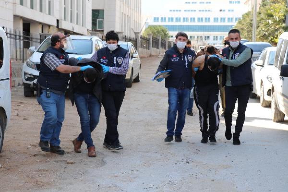 d Denizli'de 3 polis memuru darbedildi