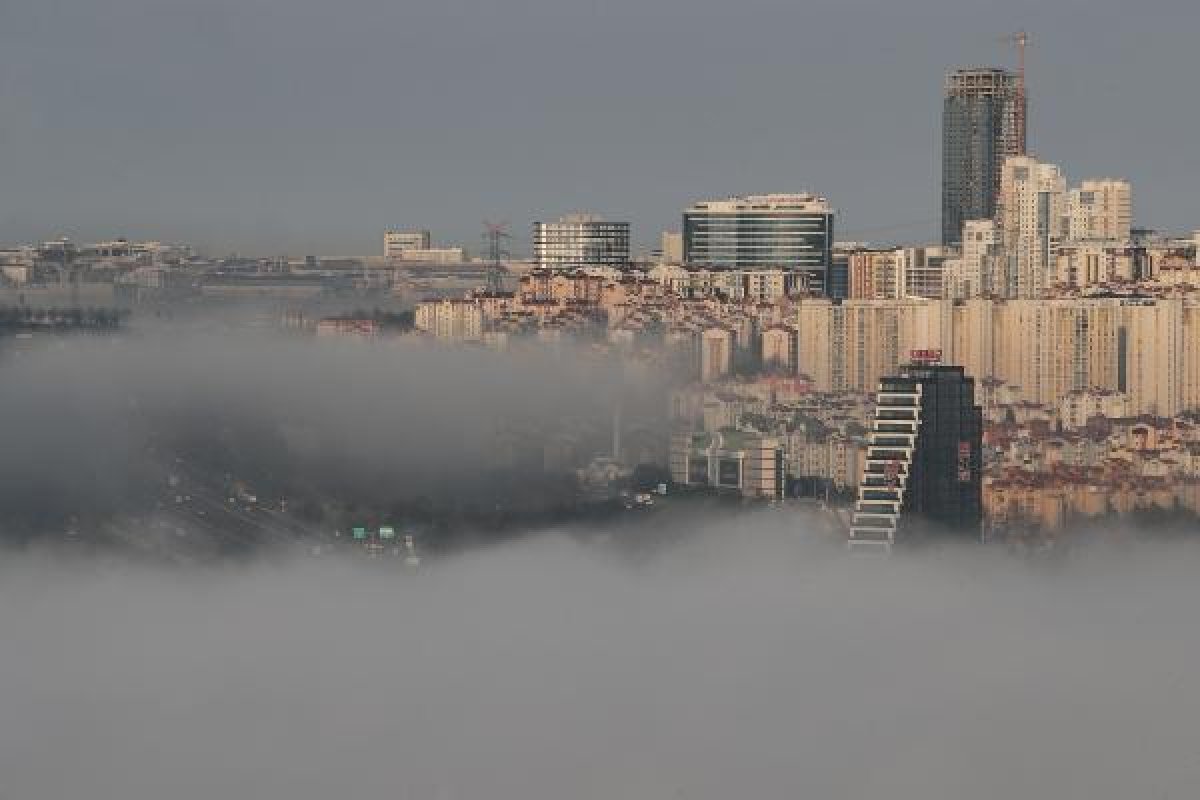 İstanbul'da yoğun sis yüzünden binalar kayboldu