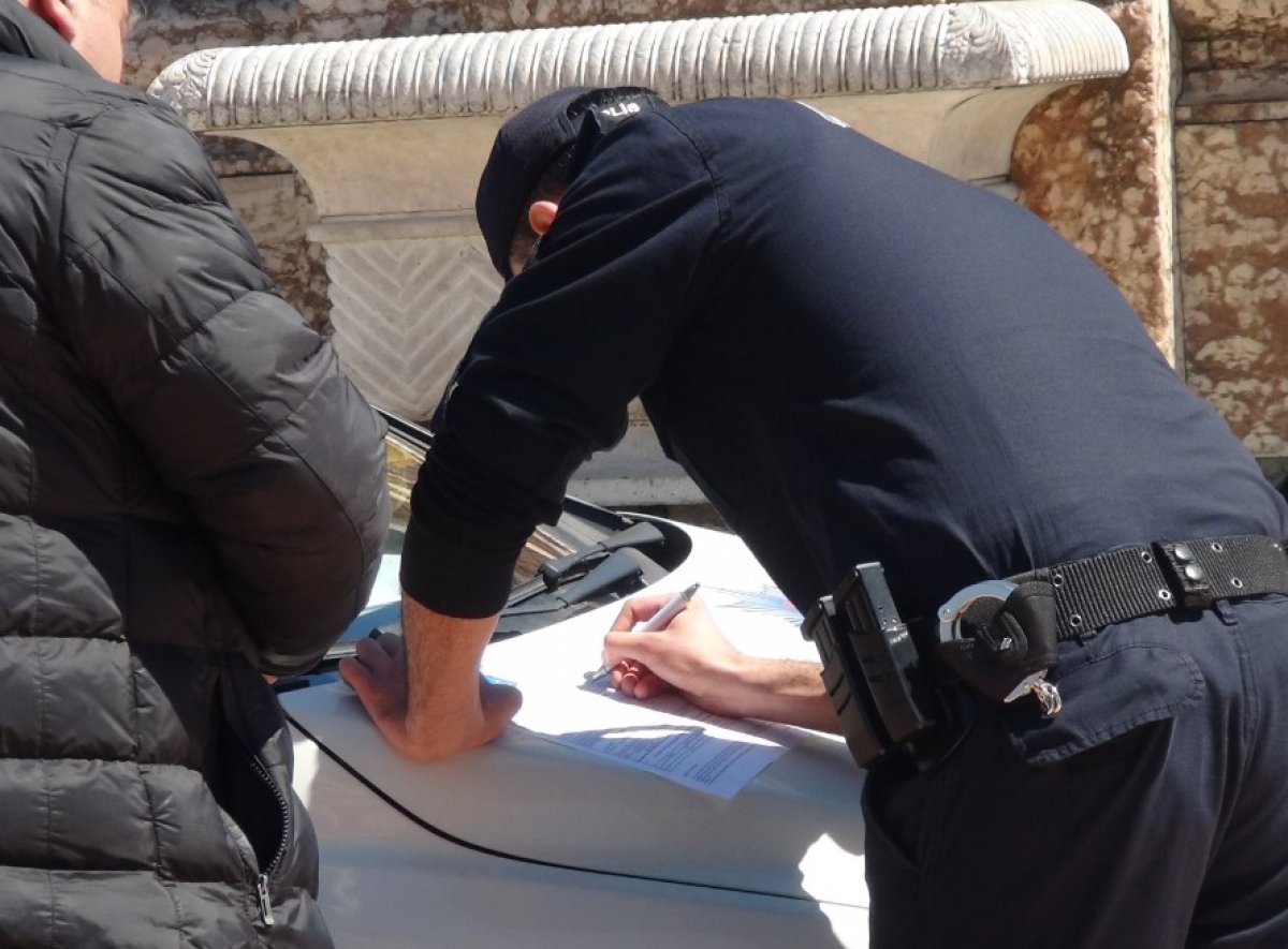 i Taksim'de bir çift yakın temastan ceza yedi