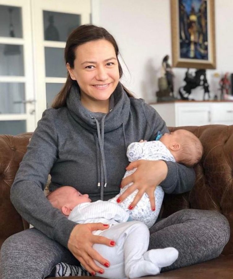 Ezgi Sertel'den ikizleriyle  yeni poz